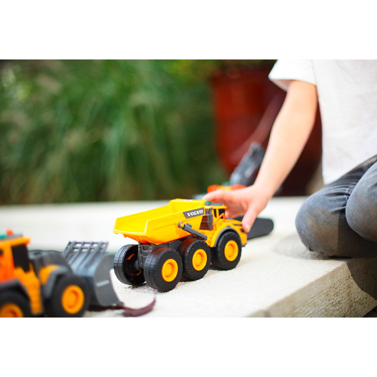 Dickie Toys Volvo Dump Truck