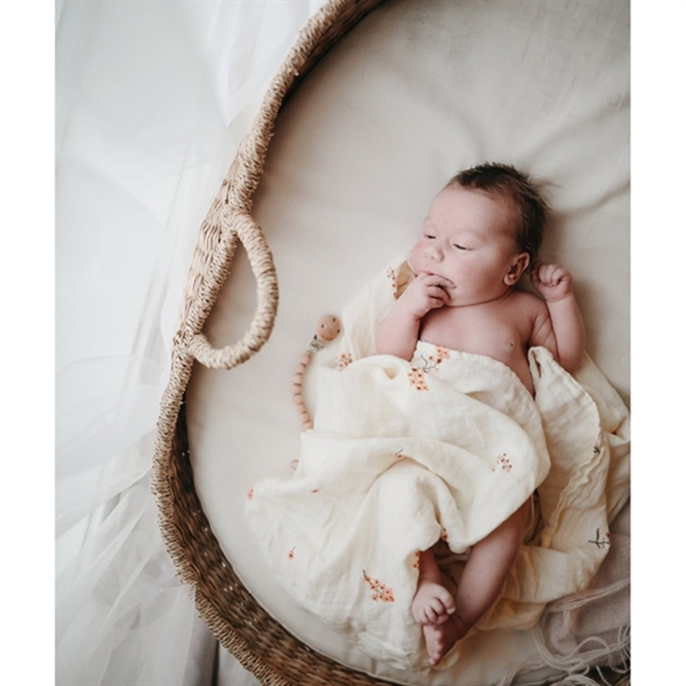 Mushie Swaddle Flowers