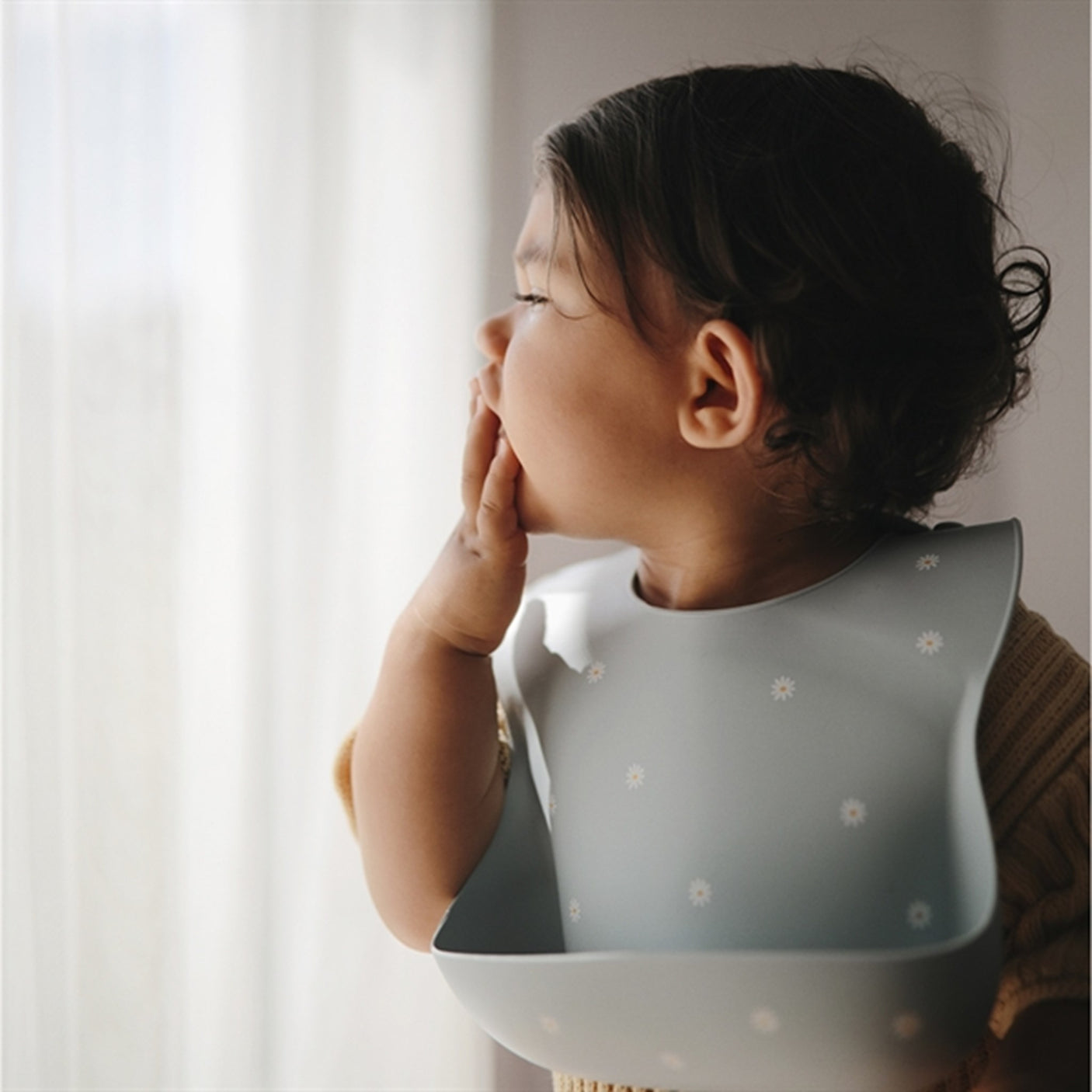 Mushie Silicone Bib White Daisy