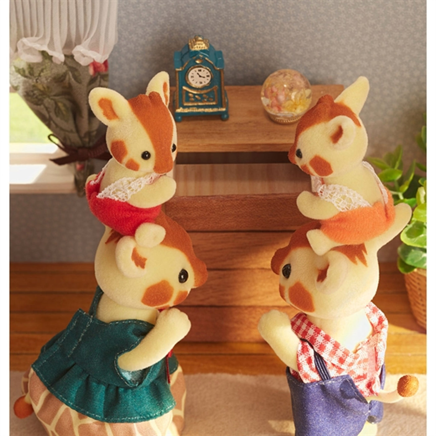 Sylvanian Families® Highbranch Giraffe Family