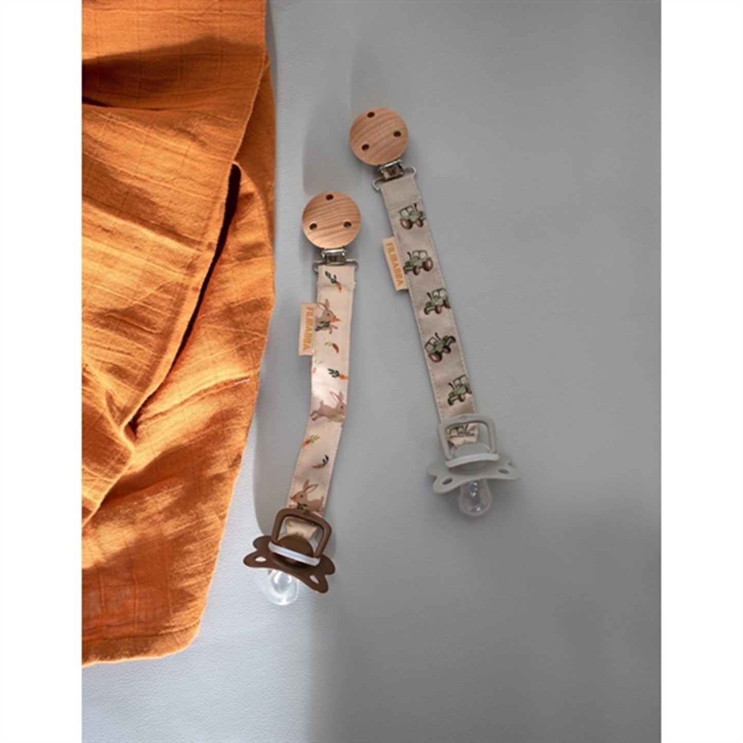 FILIBABBA Pacifier Strap Carrot Thief