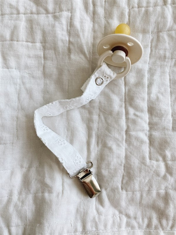 Lalaby Broderi Anglaise Pacifier Clip