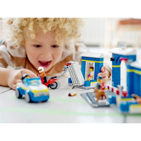 LEGO® City Police Station Chase