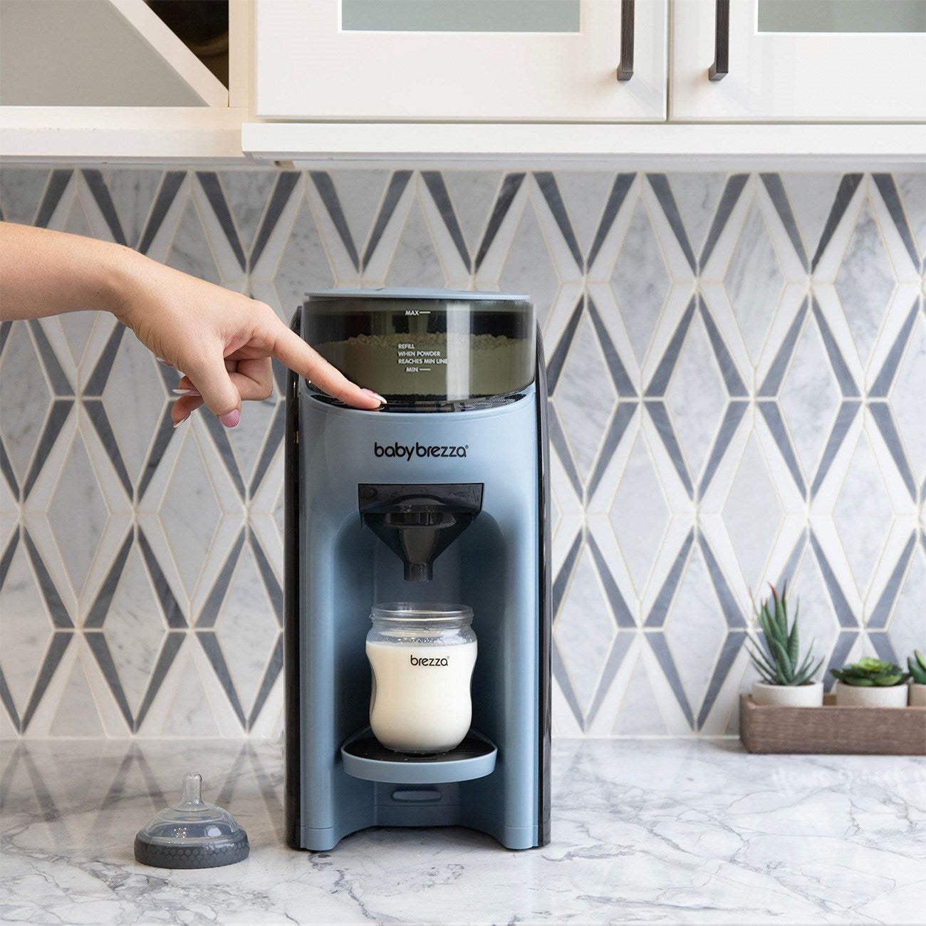 Baby Brezza Formula Pro Advanced ( 230 volt two-pin plug with round pins )