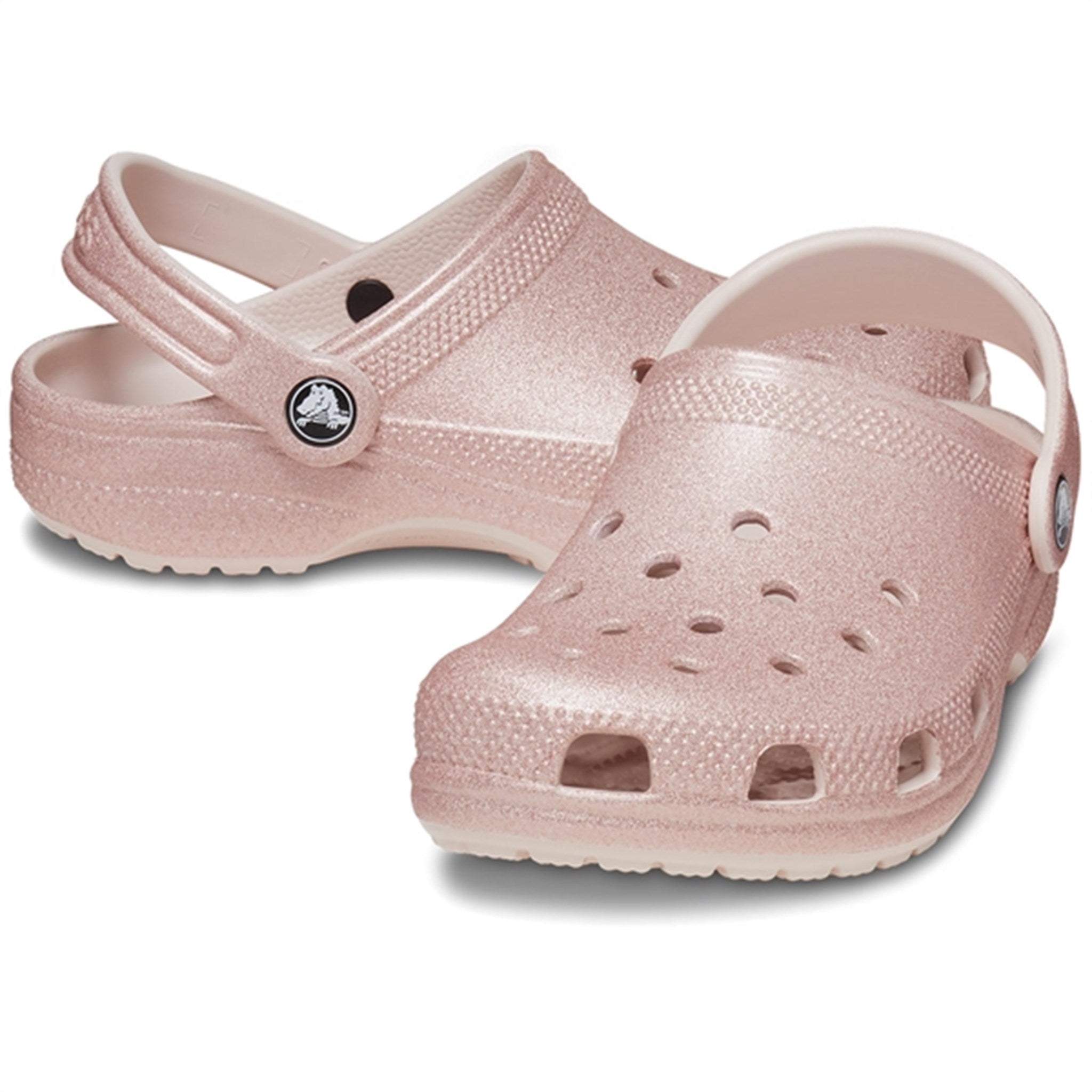 踏入舒适与时尚并存的世界，穿上 Crocs 经典闪闪发光凉鞋，石英色闪光 4