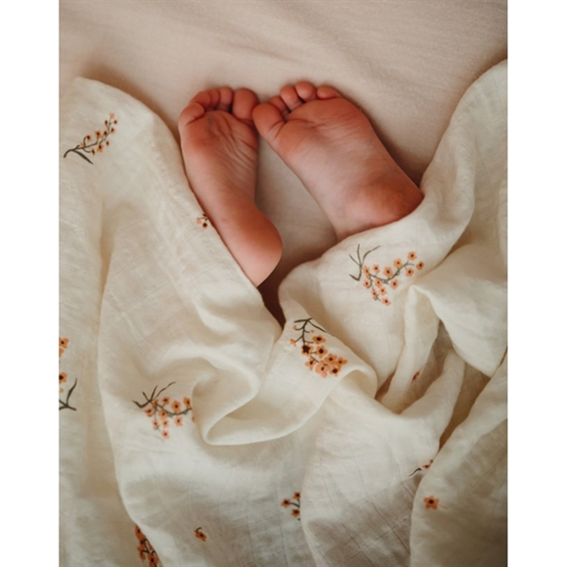 Mushie Swaddle Flowers