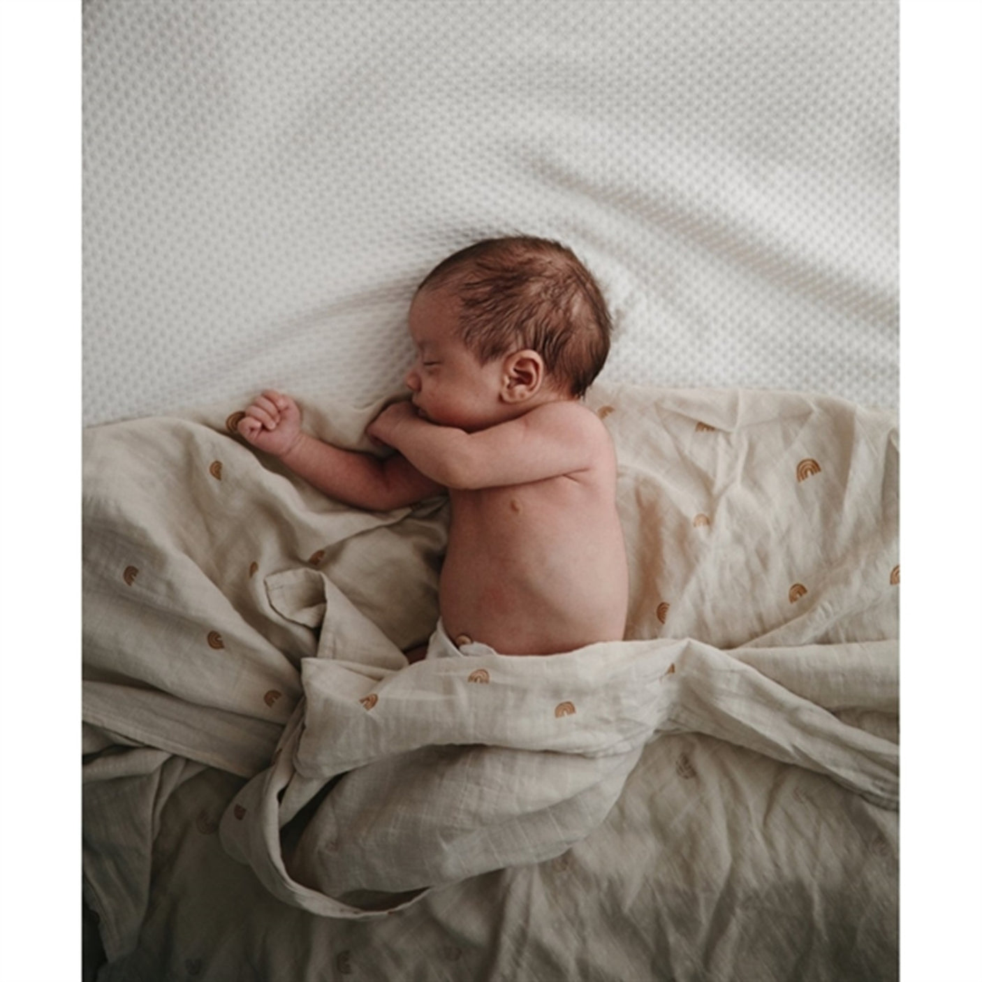 Mushie Swaddle Rainbow