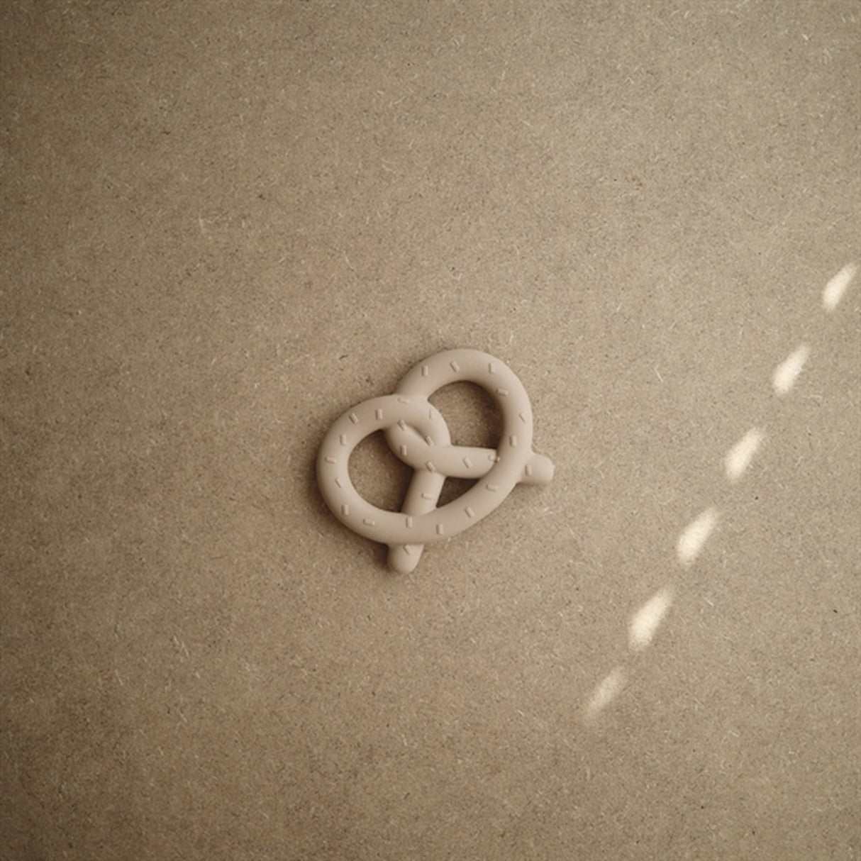 Mushie Teether Pretzel Natural