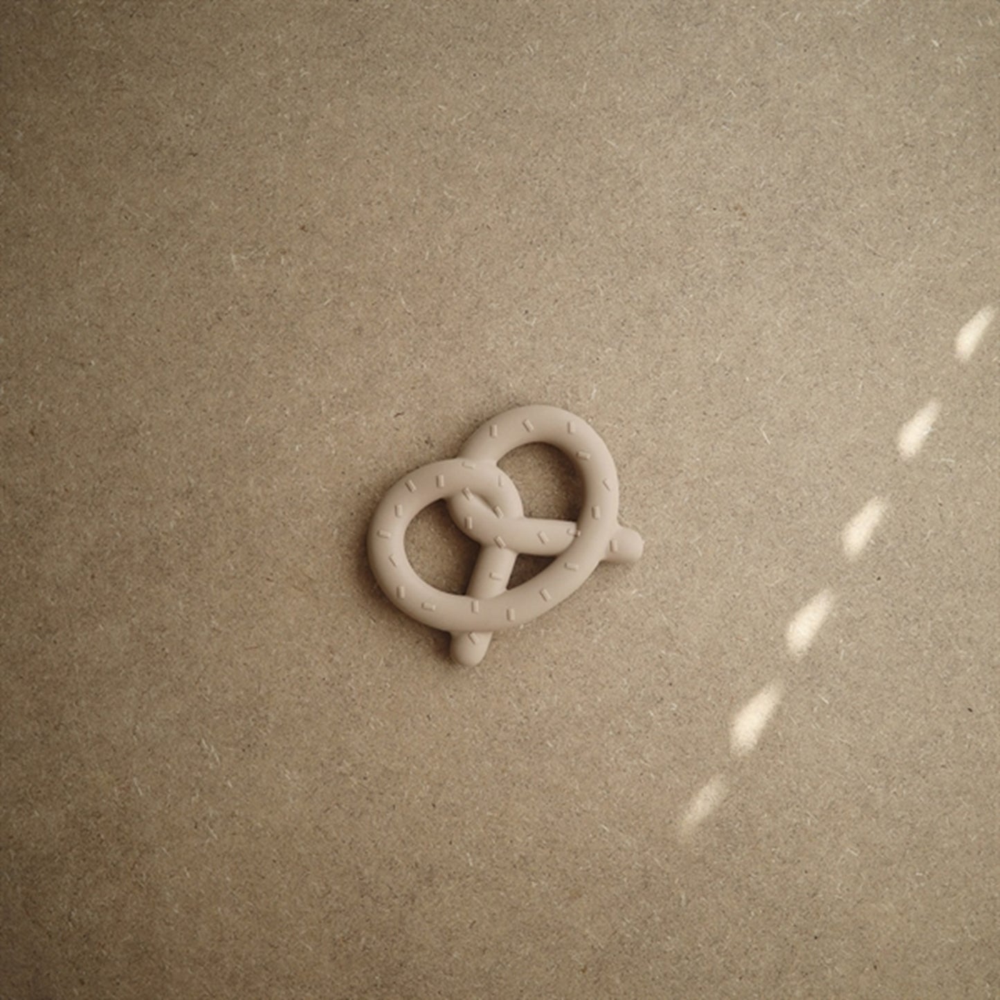 Mushie Teether Pretzel Natural