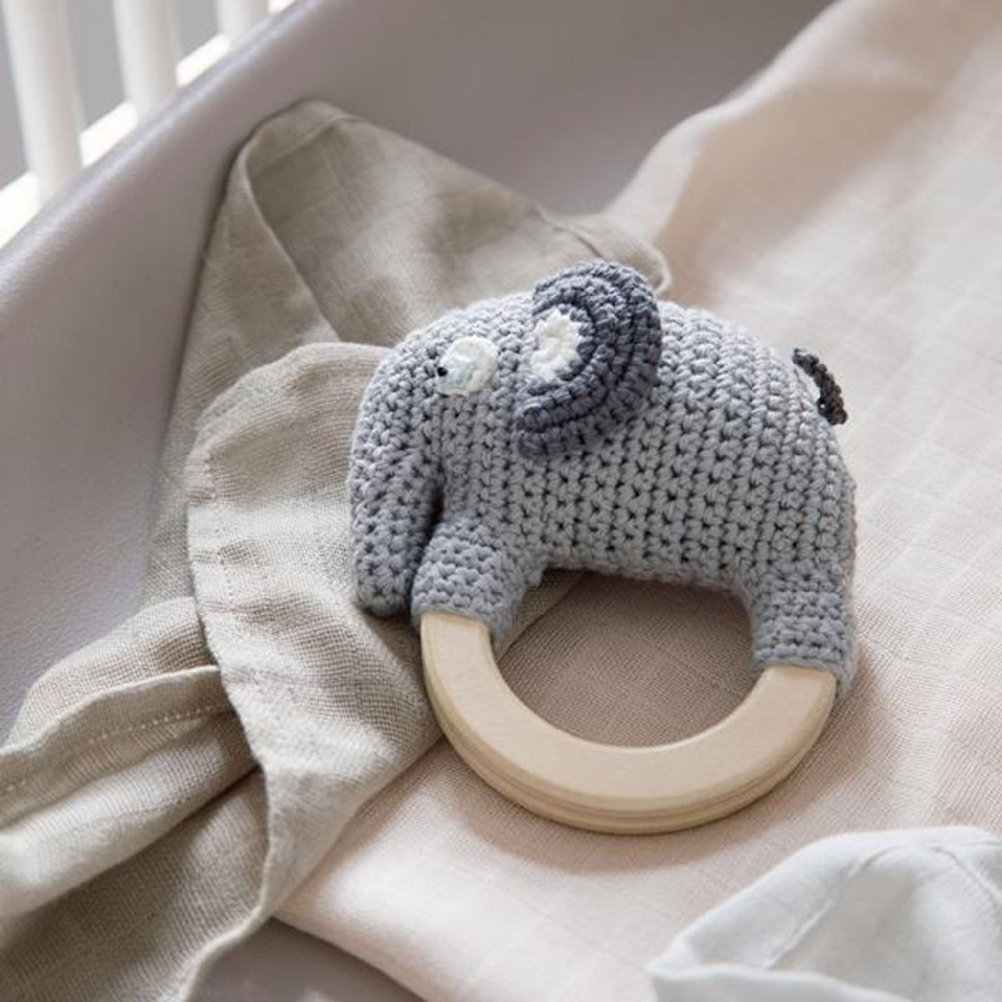 Sebra Knitted Rattle Fanto The Elefant Classic Grey 2