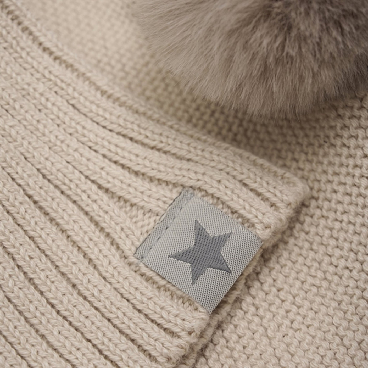 Huttelihut Balaclava Knit w. Pompoms Light Camel