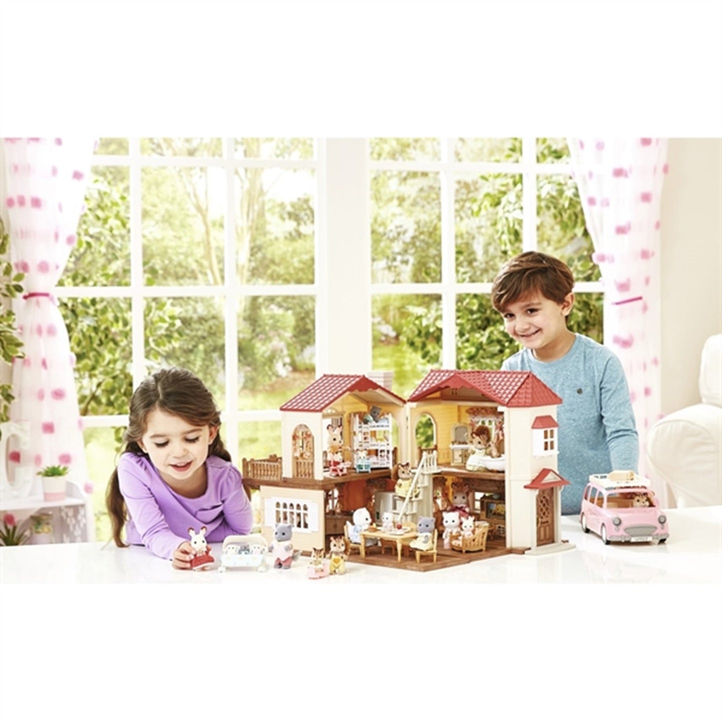 Sylvanian Families® Red Roof Country Home