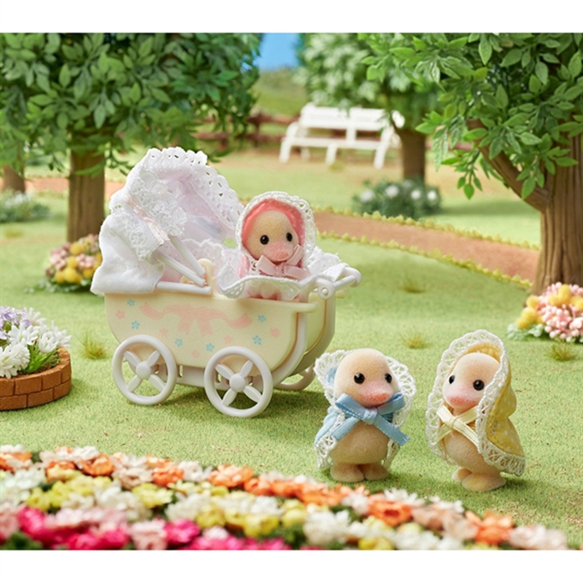 Sylvanian Families Darling Ducklings Baby Carriage 2