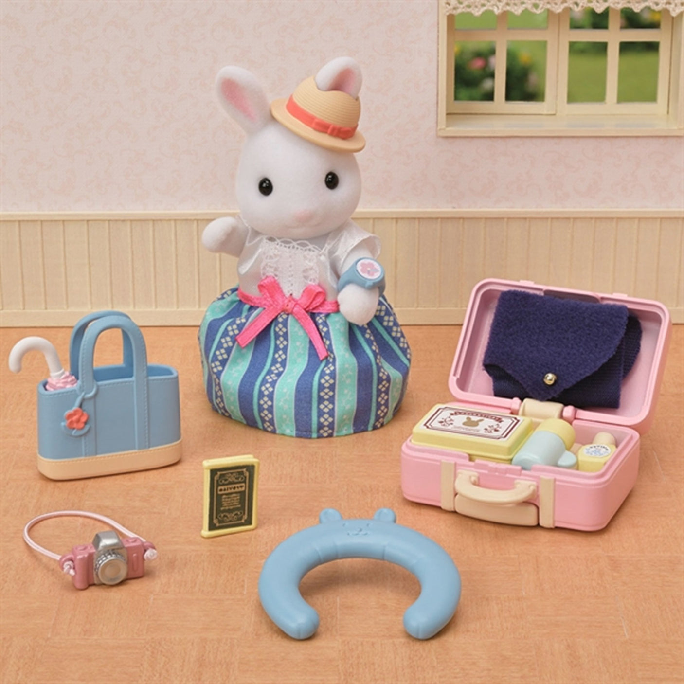 Sylvanian Families® Weekend Travel Set Snow Rabbit Mother