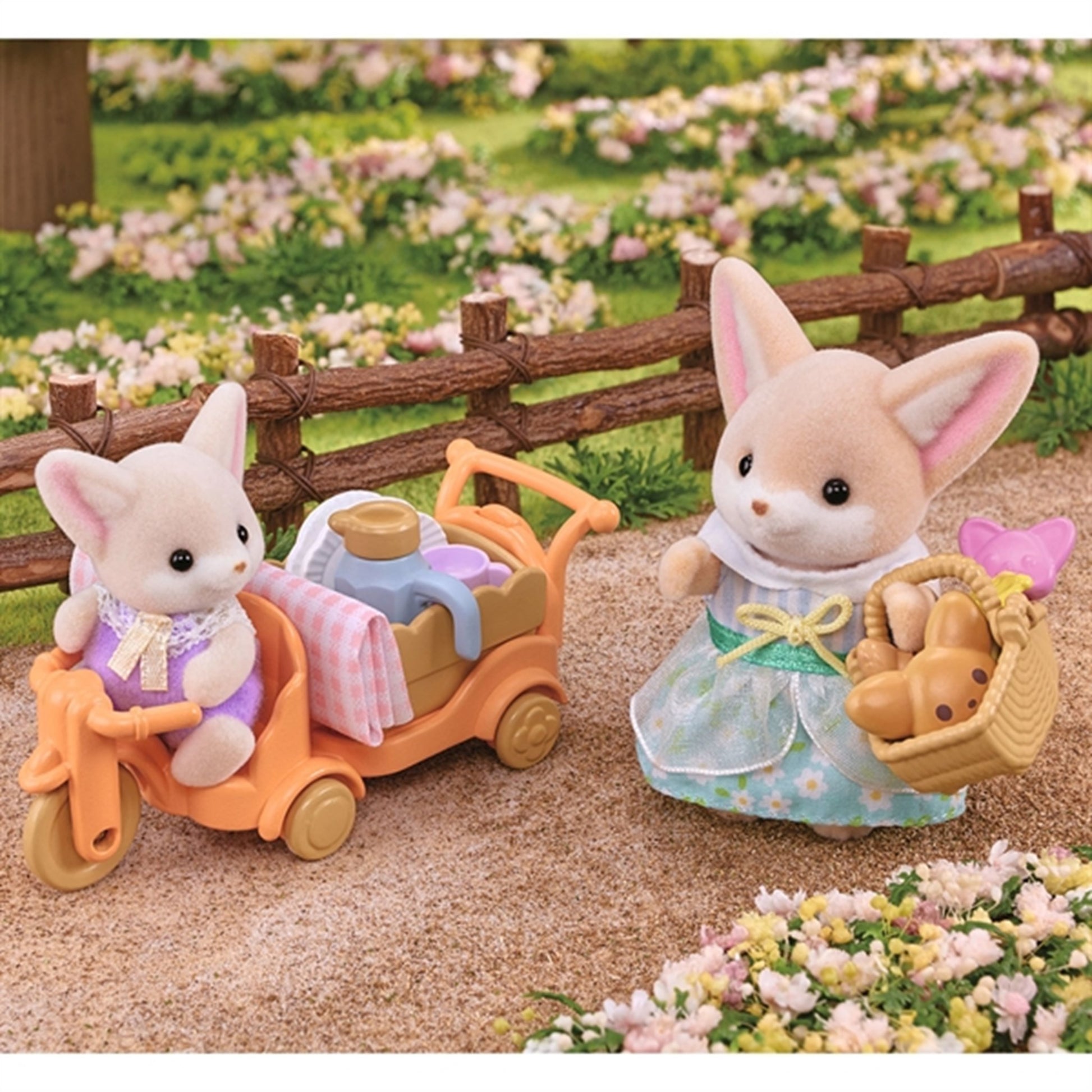 Sylvanian Families® Sunny Picnic Set - Fennec Fox Sister & Baby