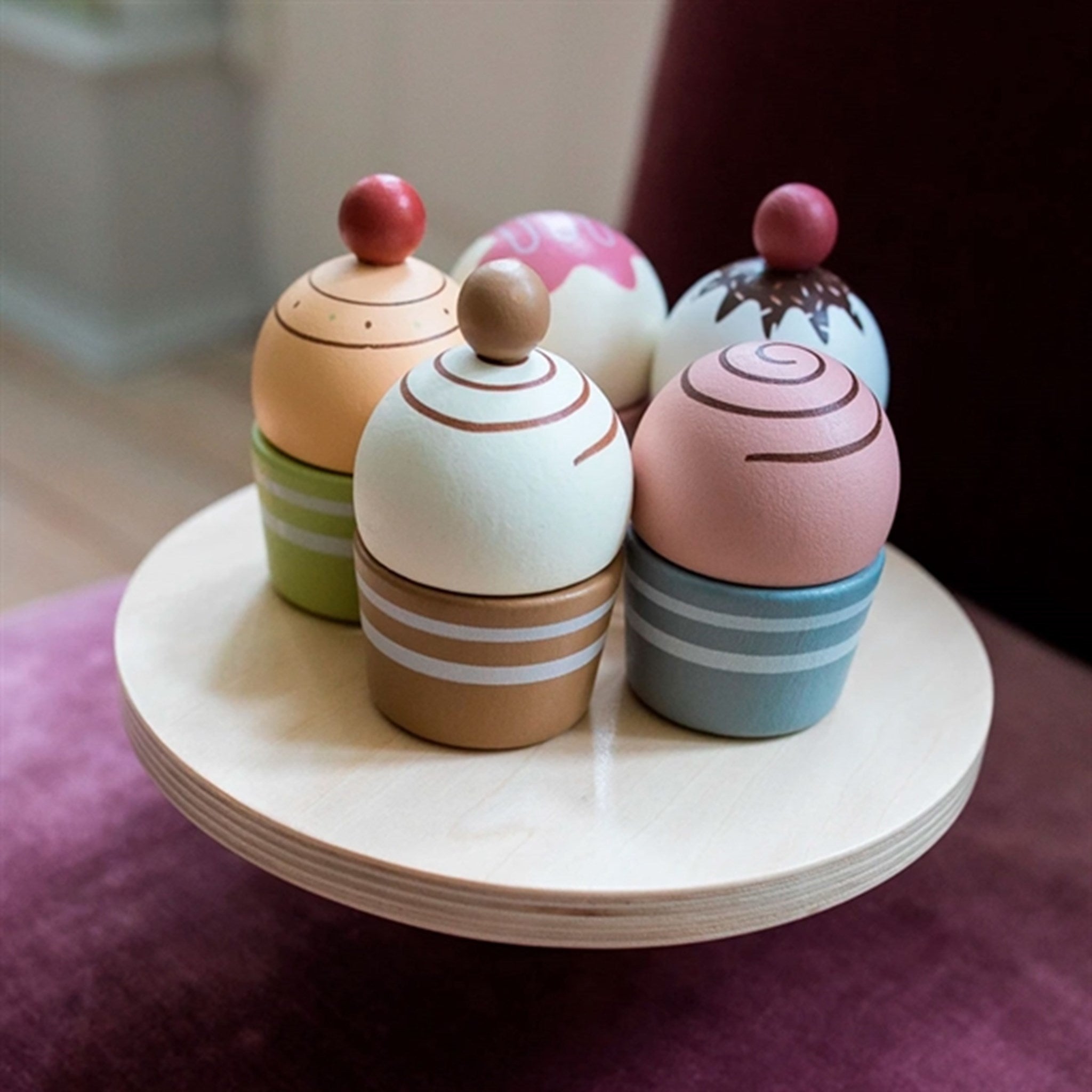 MaMaMeMo Cupcakes on Cake Platter 2