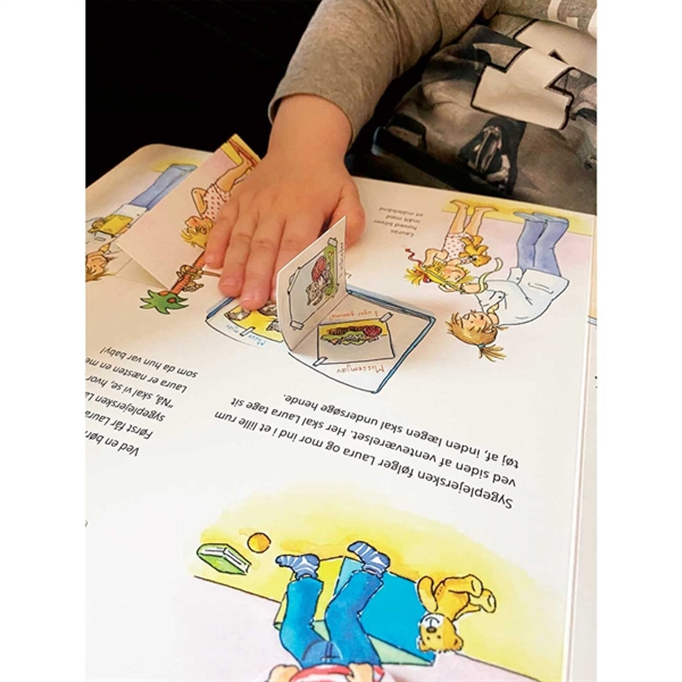 Bolden Laura Hos Lægen - En Bog Med Flapper