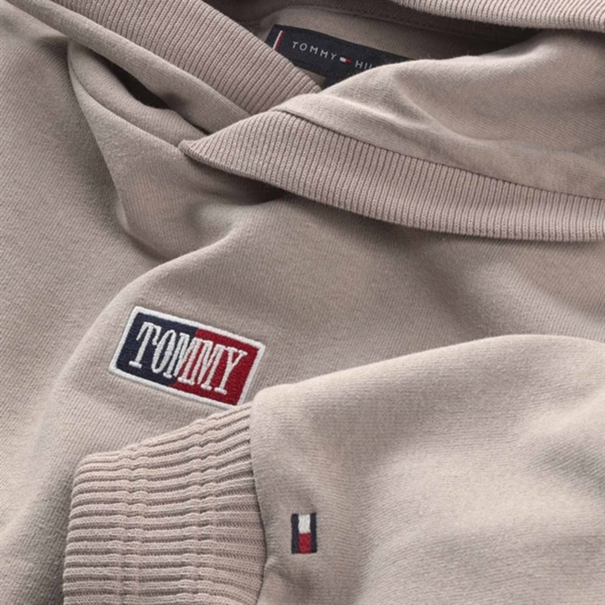 Tommy Hilfiger Timeless Tommy Hoodie Brandons Stone