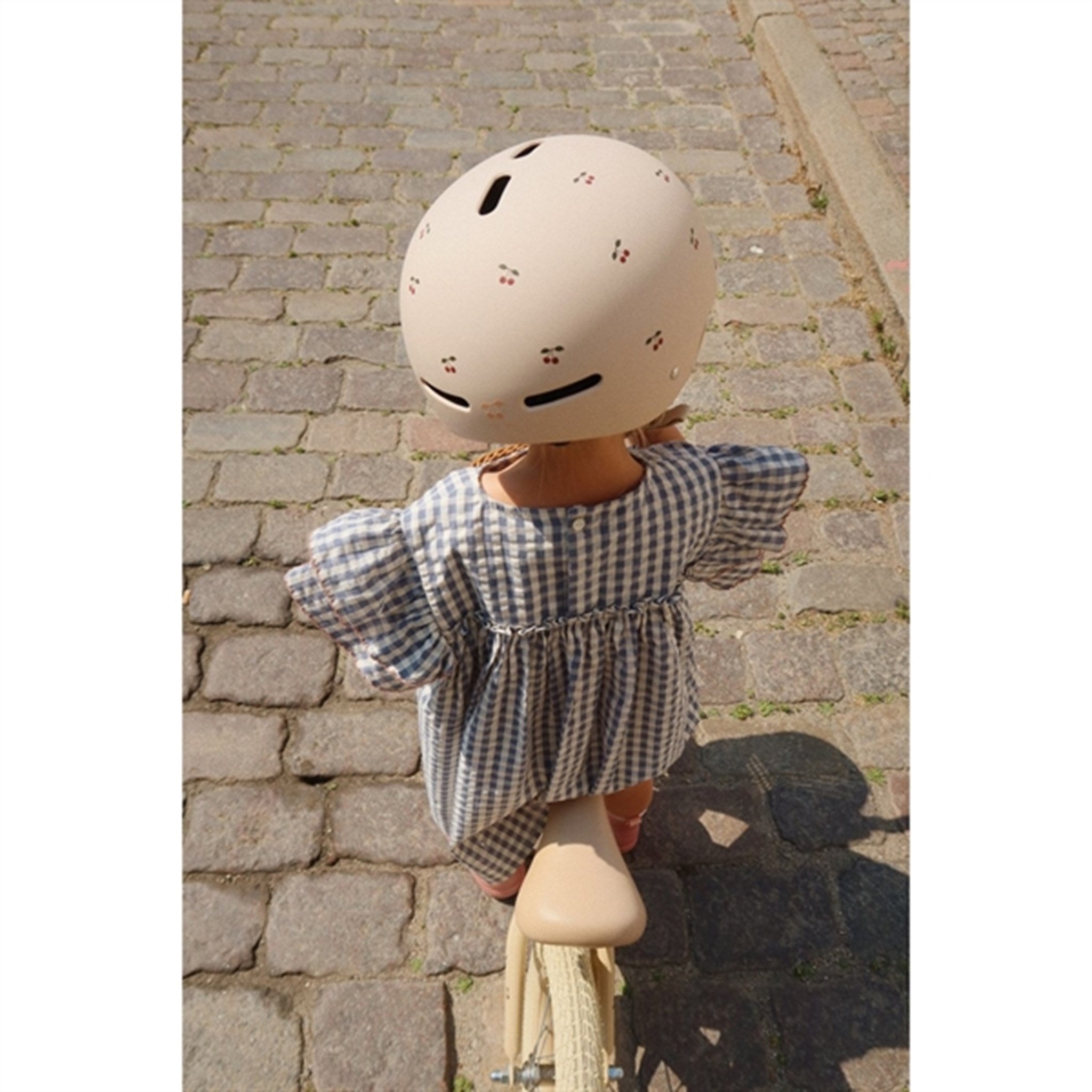 用樱桃色的 Konges Sløjd Aiko 自行车头盔 2
