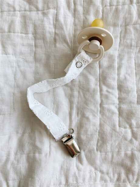 Lalaby Broderi Anglaise Pacifier Clip