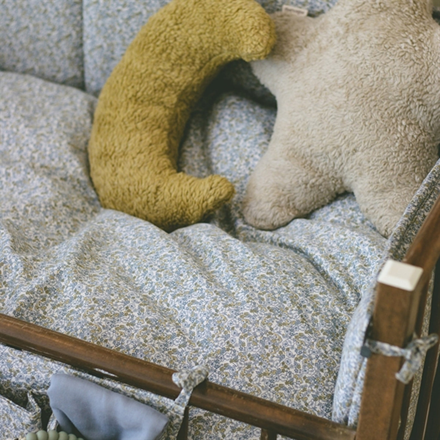 That's Mine Bed Bumper Lotus Bouquet Bleu