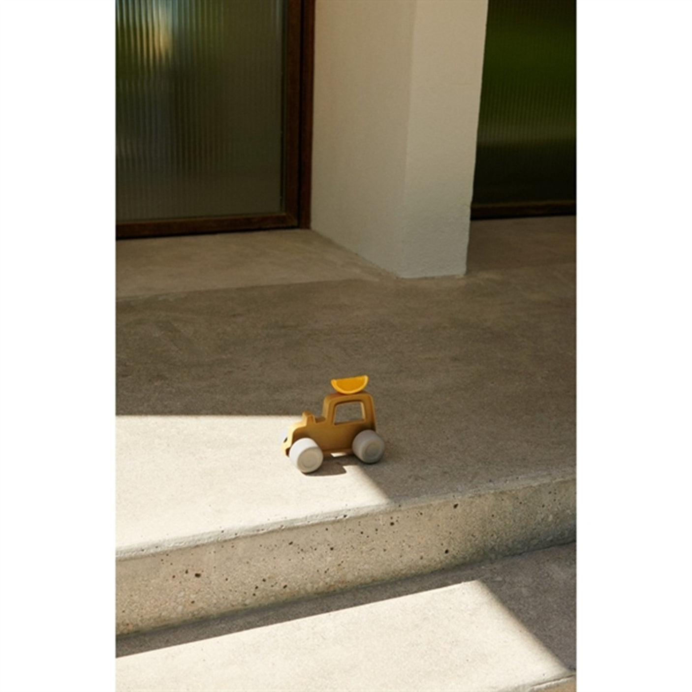 Liewood Cedric Tractor Yellow Mellow Sandy