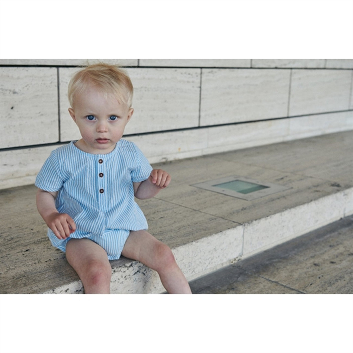 Copenhagen Colors Sky Blue W Cream Stripe Seersucker Romper m. sleeves