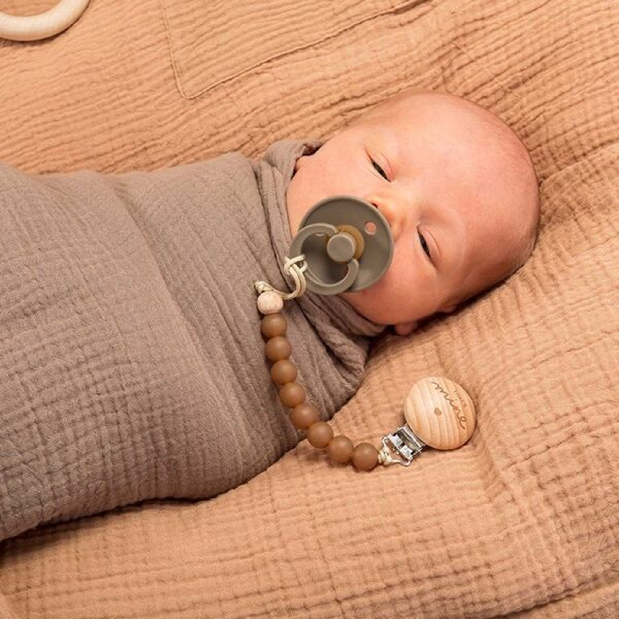 That's Pacifier Strap Transparent Brown 2